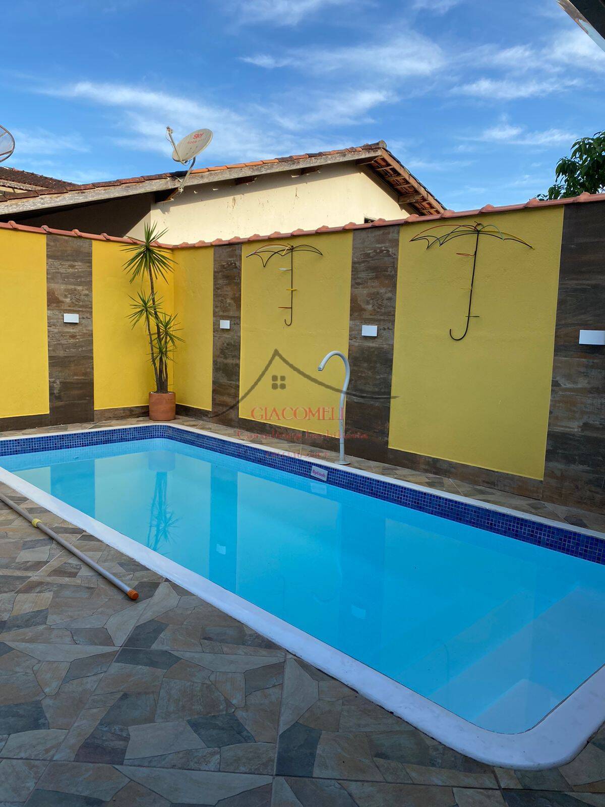 TERRENO COM DUAS CASAS BAIRRO DE MARANDUBA - COM PISCINA E MOBILIADA